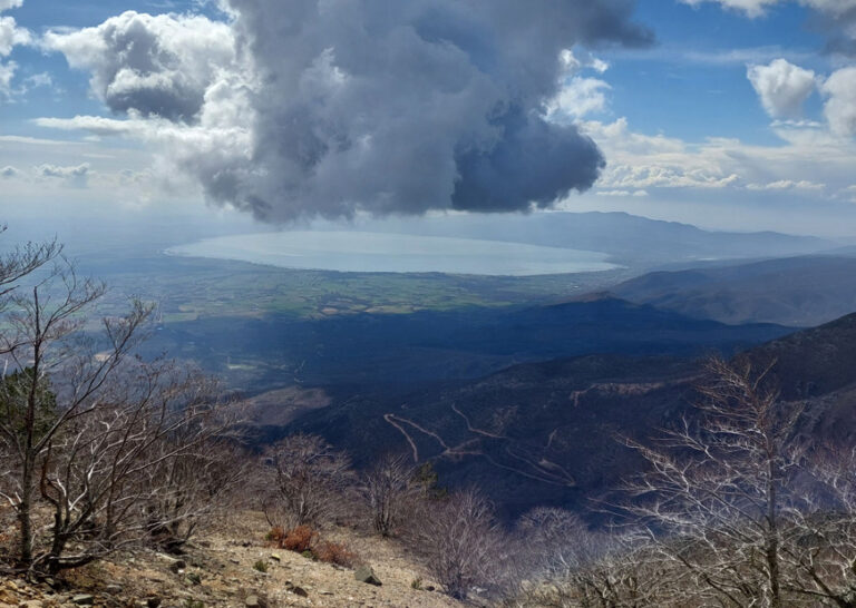 Η λίμνη Δοϊράνη από την κορυφή του Μπέλλες