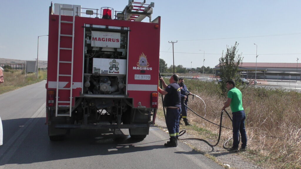 ΠΥΡΚΑΓΙΑ ΣΕ ΞΕΡΟΧΟΡΤΑ ΠΡΙΝ ΤΗΝ ΑΕΡΟΓΕΦΥΡΑ ΣΤΟΝ ΚΟΜΒΟ ΠΟΛΥΚΑΣΤΡΟΥ